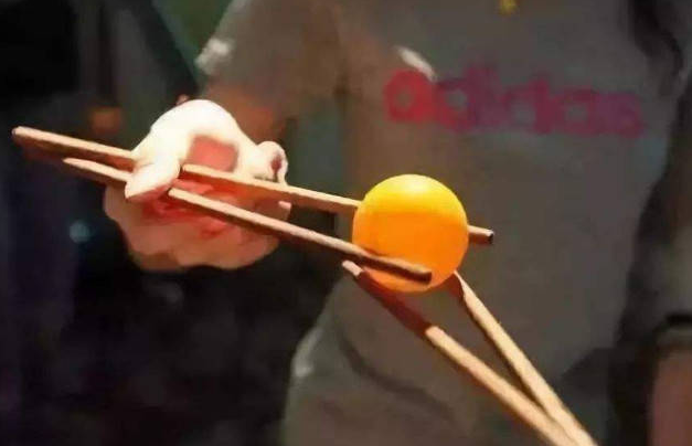 筷子夹球游戏趣味乒乓球游戏 筷子夹球游戏趣味乒乓球游戏